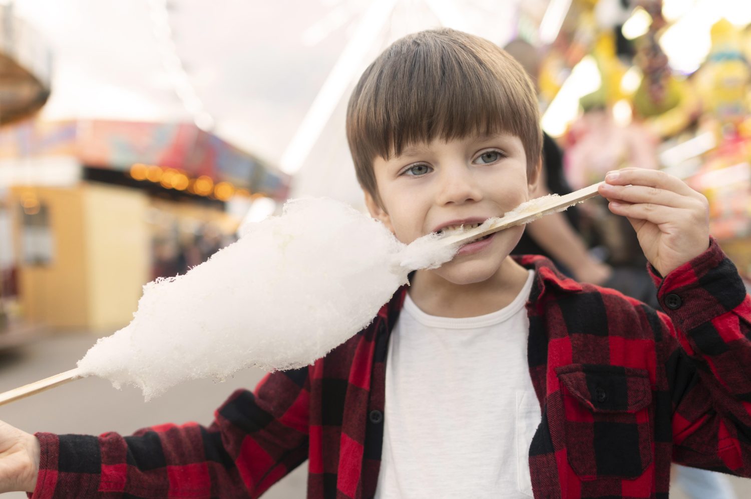 carrito de palomitas y de algodón de azúcar en una comunión carrito de palomitas y de algodón de azúcar en una comunión