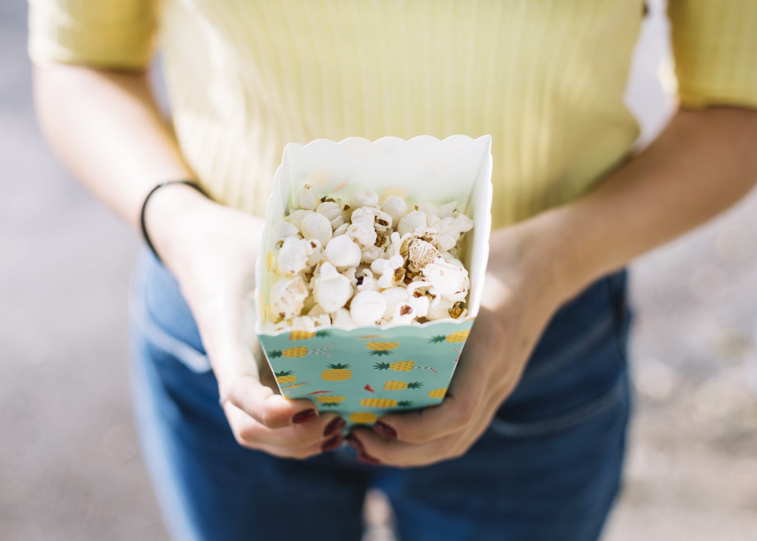 carrito de palomitas y de algodón de azúcar en una comunión carrito de palomitas y de algodón de azúcar en una comunión