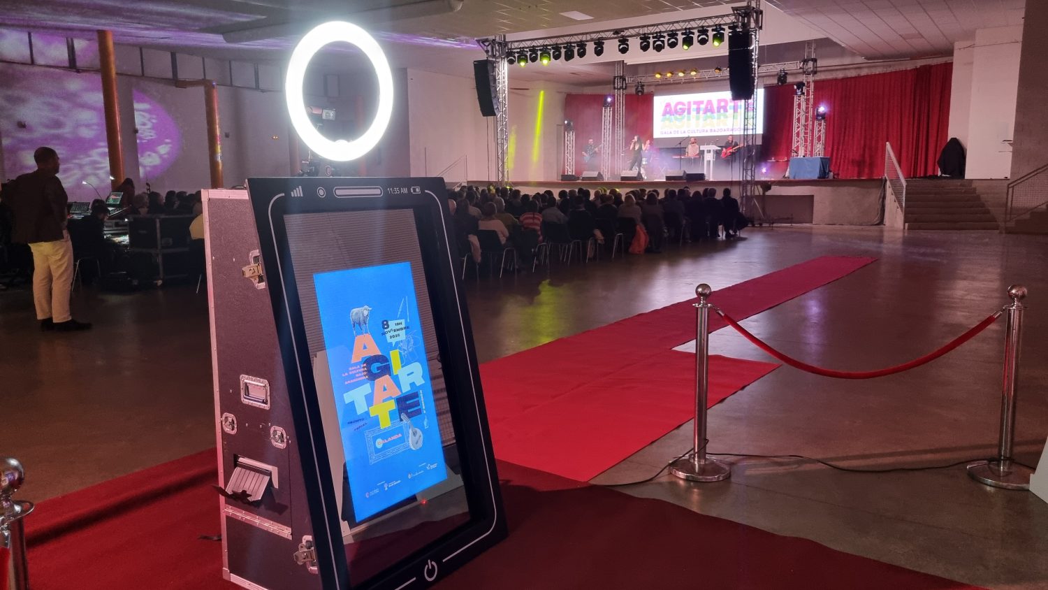 Ventajas de contratar un fotomatón con personal de apoyo para tu evento Ventajas de contratar un fotomatón con personal de apoyo para tu evento